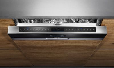 Außenansicht eines Geschirrspülers, modernes Design, mit Bedienfeld und Tür, im Hauswirtschaftsraum.